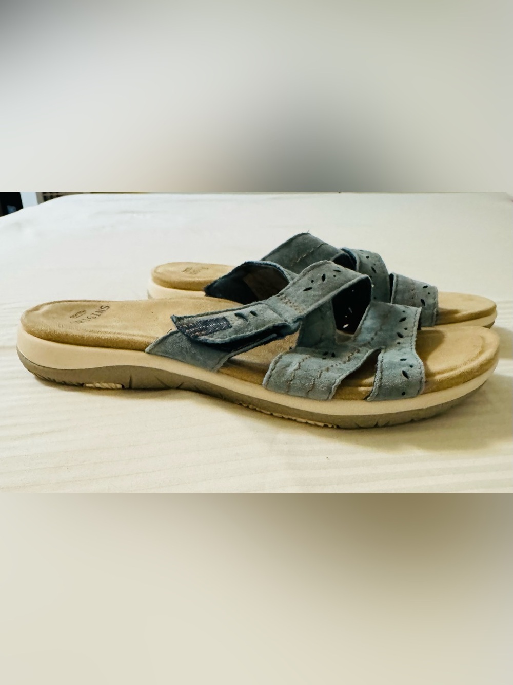 Earth Origins Blue sandals with adjustable straps and arch support. Size 9 - Picture 8 of 9